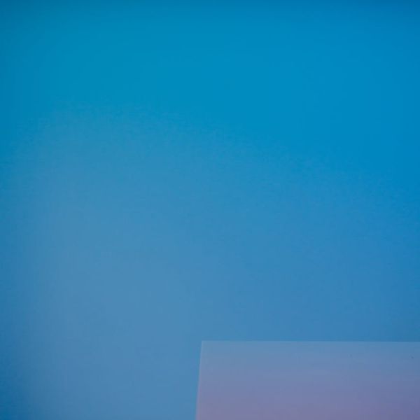 Abstract image symbolizing balance with smooth lines and soft colors.